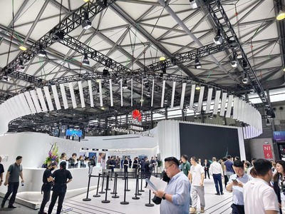 MWC上海探馆:裸眼3D手机、透明屏幕亮相,华为小米等一众厂商参展